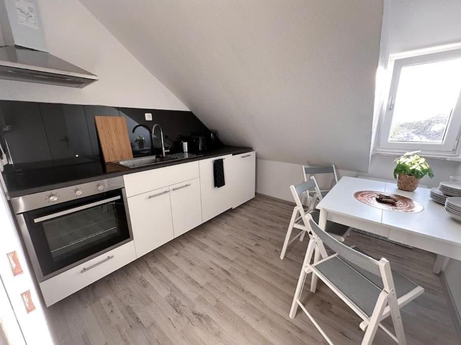 Zentrale Wohnung Fuer 4 Mit Bett Und Schlafcouch Эссен Экстерьер фото